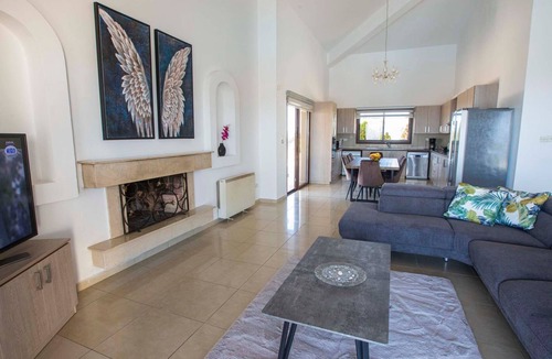 Kathikas House | Villa mit Blick auf die Berge und Whirlpool by Interhome