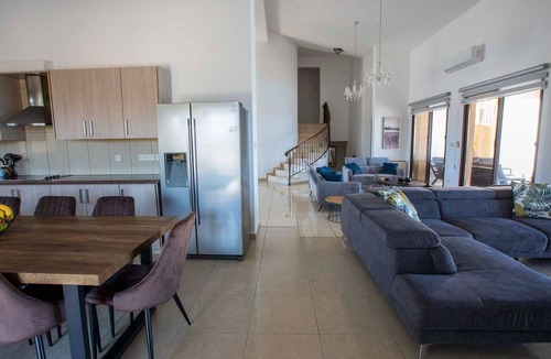Kathikas House | Villa mit Blick auf die Berge und Whirlpool by Interhome