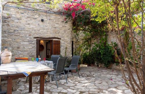 Kato Lefkara House | Villa Monti Cozy Yard & BBQ Perfect for Families & Friends