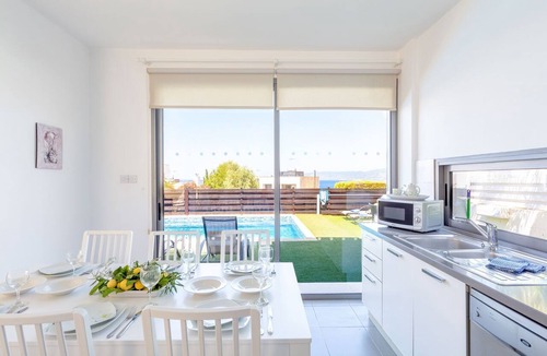 Latchi Cottage | Villa Santorini - a villa that sleeps 6 guests in 3 bedrooms