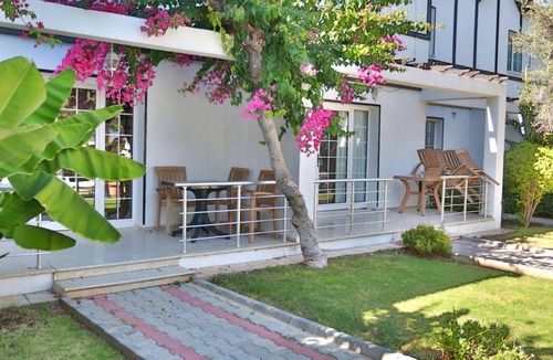 Zeytinlik Villa | Villa w Pool, Garden and Patio by Beach in Kyrenia