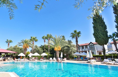 Zeytinlik Villa | Villa w Pool, Garden and Patio by Beach in Kyrenia