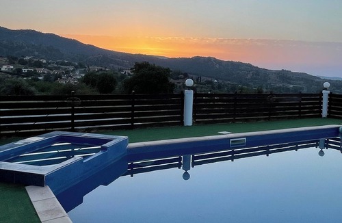 Vasa Koilaniou House | Yiannos House Pool and Spa (near the train station museum)