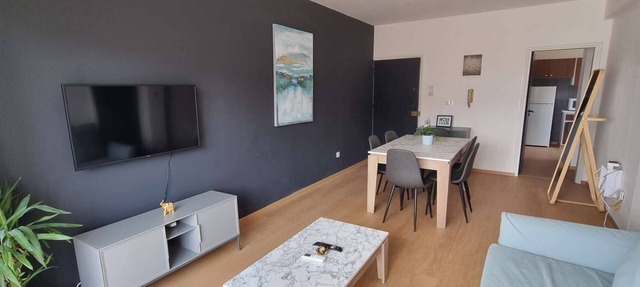 2 Apts! 12 guests! Beach View w/150Mbit + Netflix in Larnaca