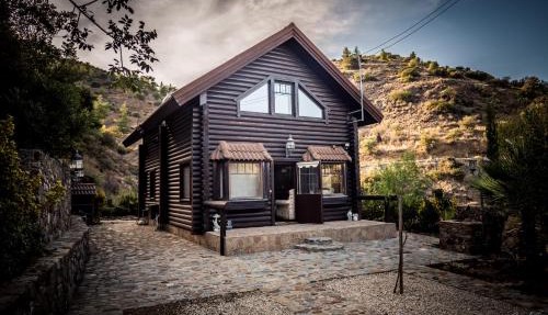 *2 bdr log house/mountains/Queen bed/fireplace in Gourri