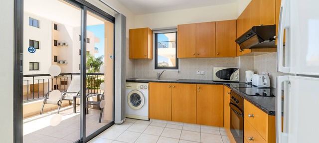 2 bed Apartment Overlooking Pool - Oroklini in Oroklini