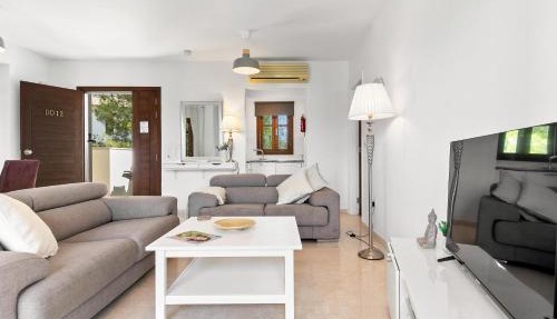 2 bedroom Apartment Chloe with communal pool, Aphrodite Hills Resort in Kouklia