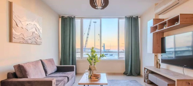 2BR Sunrise Port View Apt Steps from Finikoudes in Larnaka