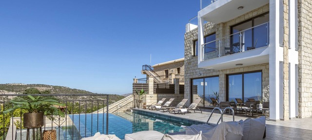 3-BDR Villa with Stunning Infinity Pool in Peristerona
