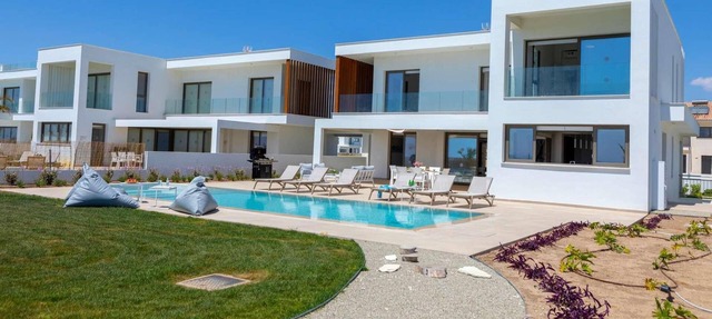 3 bed villa, gym, sauna, stunning views in Larnaca Bay