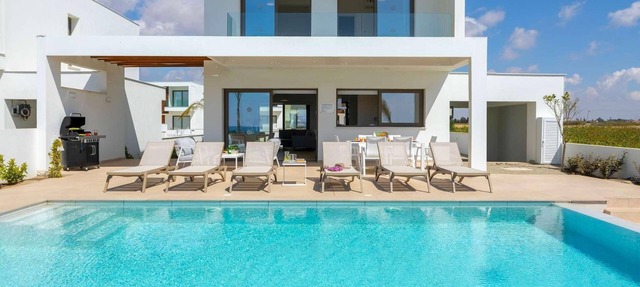 3 bed villa, gym, sauna, stunning views in Larnaca Bay
