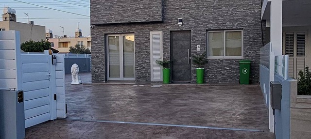 4 Bed Vila Fully Airconditioned - Hot Tub - 12 Min Airport - Beach 8 Min Drive in Larnaca