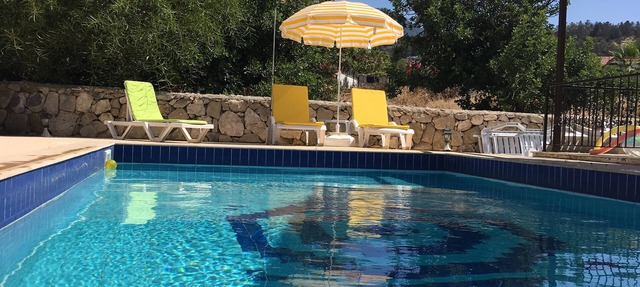 4 bedroom villa with private pool (sleeps 8) 5 min stroll from the beach in Esentepe