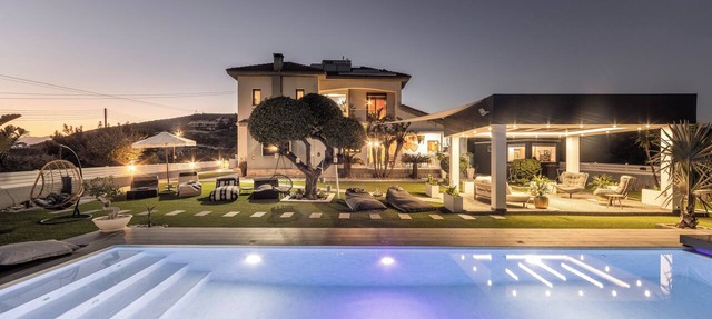 5BR Lux Villa - Sleeps 13 - Saltwater Pool - Outdoor Bar - Fireplace - Lefkara in Larnaca