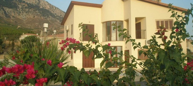 A home from home but with added sunshine! Sleeps up to eight in Lapta