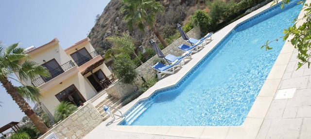A three-bedroom villa with a private pool and landscaped garden Wi-Fi in Pissouri