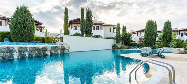 A unique apartment with the garden access to the pool in Kouklia