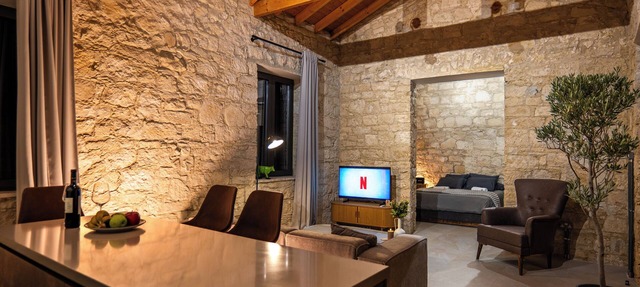 Aetherial Cozy 1-bedroom cottage in peaceful Choulou with AC in Choulou