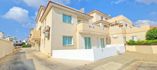 Aigli flat: A spacious, tranquil flat close to the beach, overlooking the pool. in Paralimni