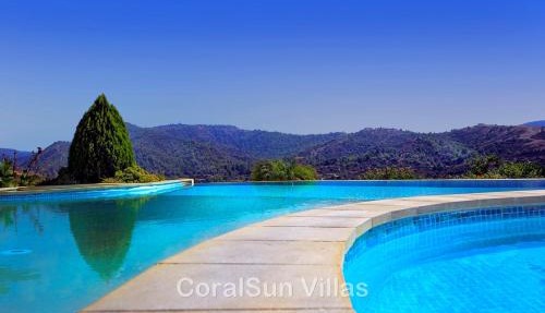 Amazing Luxury Villa, Enormous Heated Pool Jacuzzi, Gym, Games Room In Paphos, in Argaka