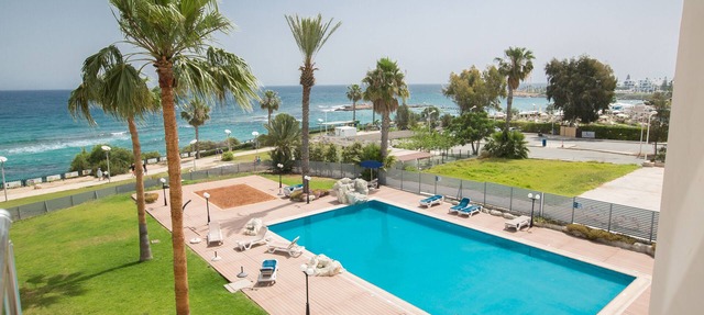 An apartment that sleeps 6 guests in 3 bedrooms in Larnaca