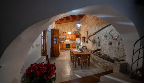 Apanemia Inn House in Lofou