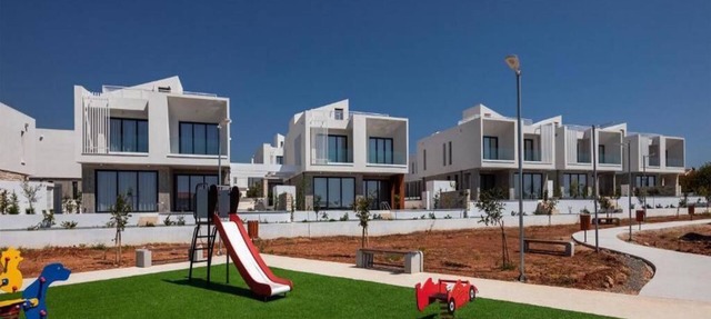 Avalon 11, 4 bedroom Villa with Private Pool in Emba