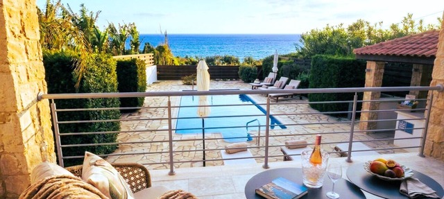 Beachfront Luxury Paphos Villa: 4BR, Private Pool, Hot Tub in Kissonerga