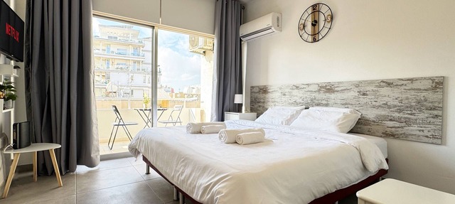 Beachfront SeaJoy Larnaka Makenzy - 50m to Beach in Larnaca