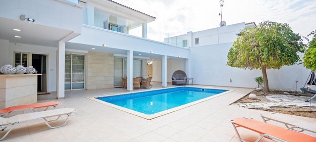 Beachfront Villa Larnaka Dhekelia with Pool in Pyla