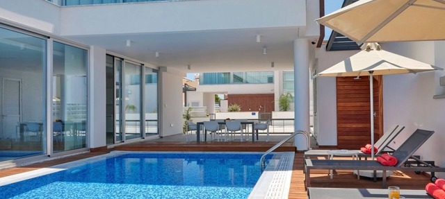 Beachfront Villa Pool & Rooftop Jacuzzi in Paralimni