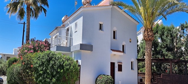 Beachside Villa. Sea and beach views. Free Paphos airport transfers free aircon in Paphos