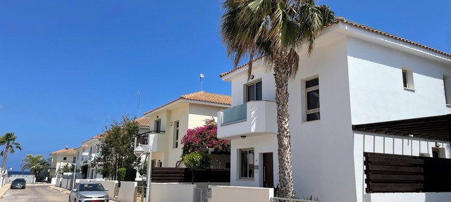 Beautiful 3 bed villa in Pernera with private pool less than 5 mins to the beach in Larnaca