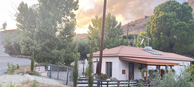 Beautiful 3 Bedr House in Arakapas with fireplace in Arakapas