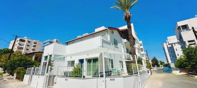 Beautiful 3 bedroom Beach house in downtown Larnaca, sleeps 8 in Larnaka