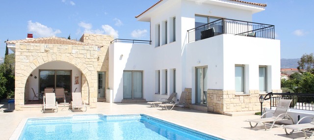 Beautiful Modern 3 Bed 2 Bath Villa With Large 10M Private Pool (heating €40 pd) in Coral Bay
