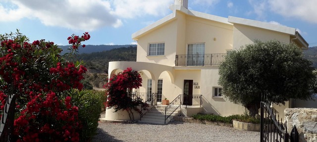 Beautiful secluded villa, mountain views, close to the sea. in Bahceli