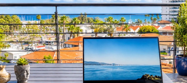 Best Seaview in Larnaca - 2 BDR Apt - 3 Min Walk to Beach l Private Parking in Larnaka