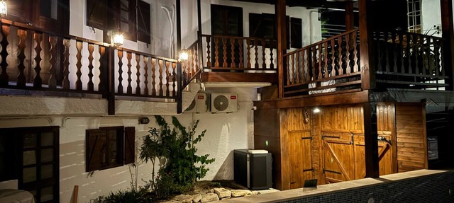 Birds of Paradise: An authentic vacation home just 6 minutes from the Mediterranean Sea. in Pentakomo Lemesos