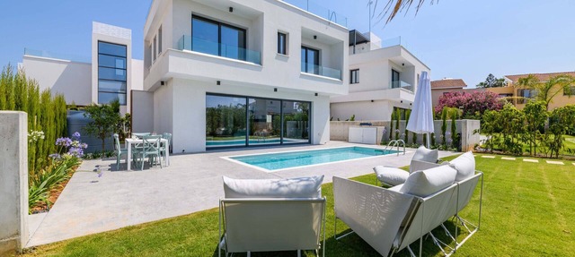 By The Beach - Blue Topaz Villa - Steps from the Beach in Protaras