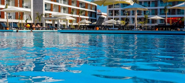 Charming Flat Close to the Beach with Shared Pool and Balcony with Pool View in Iskele, Cyprus in Yeni Iskele