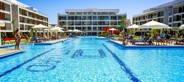 Comfortable Flat Close to the Beach with Shared Pool and Balcony in Iskele, Cyprus in Yeni Iskele