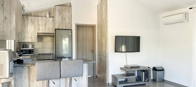Cosy 1 bedroom tiny house with beautiful garden, 8 min from the beach! in Pareklisia