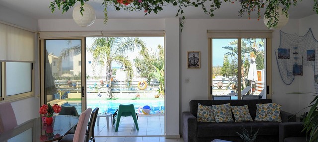 Cosy beach retreat,with a private pool; 5 minute walk to Kapparis sandy beach in Protaras
