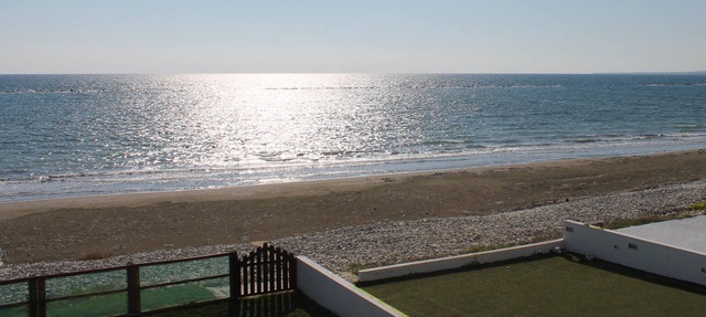 Cozy Beachfront Villa with free wifi and parking ideal for family vacationers. in Pervolia