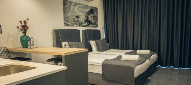 Delightful Studio Flat Close to the Beach with Shared Pool and Balcony in Iskele, Cyprus in Yeni Iskele