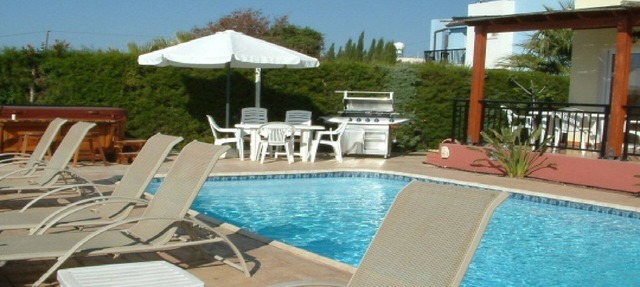Detached 3 double bedroom villa with private heated pool in Paphos in Paphos