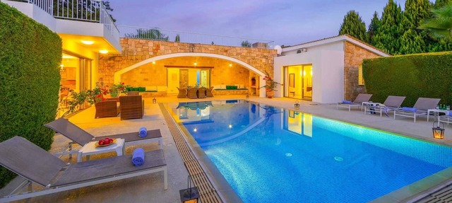 Elegant 3 bed villa with hot tub room! in Miliou