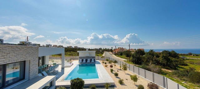 Elegant Coral Bay Villa | Villa Pleiades | 5 Bedroom Villa | Modern Furnishings in Peyia