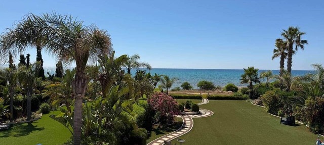 Emerald Seafront Residence in Sotira